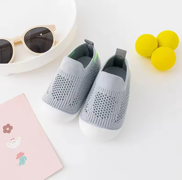 Lauflernschuhe Matteo™ – Weiche Barfußschuhe mit rutschfester Soft-Sohle für die ersten Schritte in der Farbe grau.